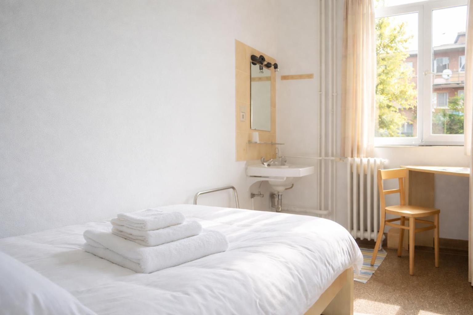 Chambre Simple avec Toilettes et Douche Communes